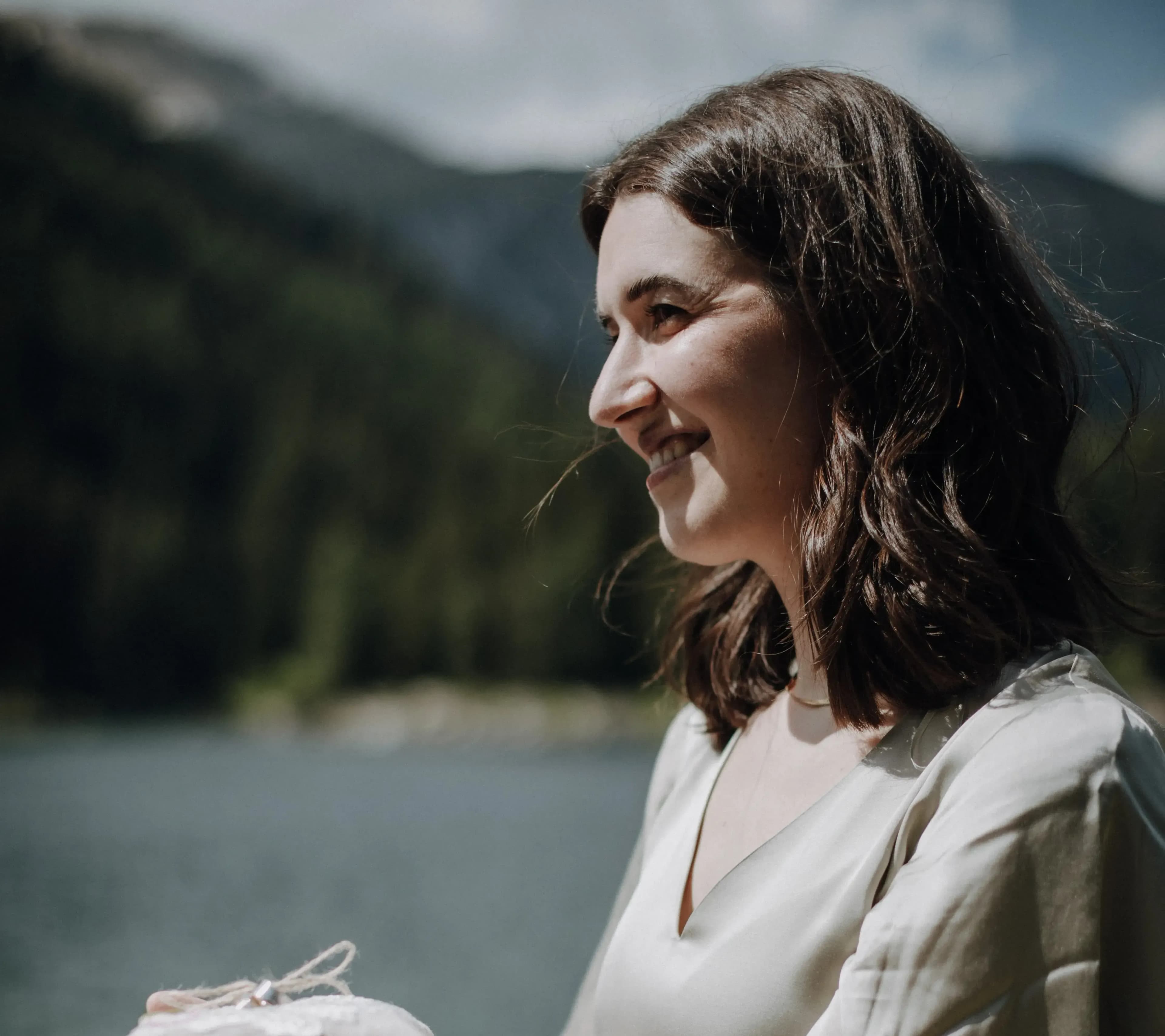 Rebekka mit Ring bei freier Trauung am See