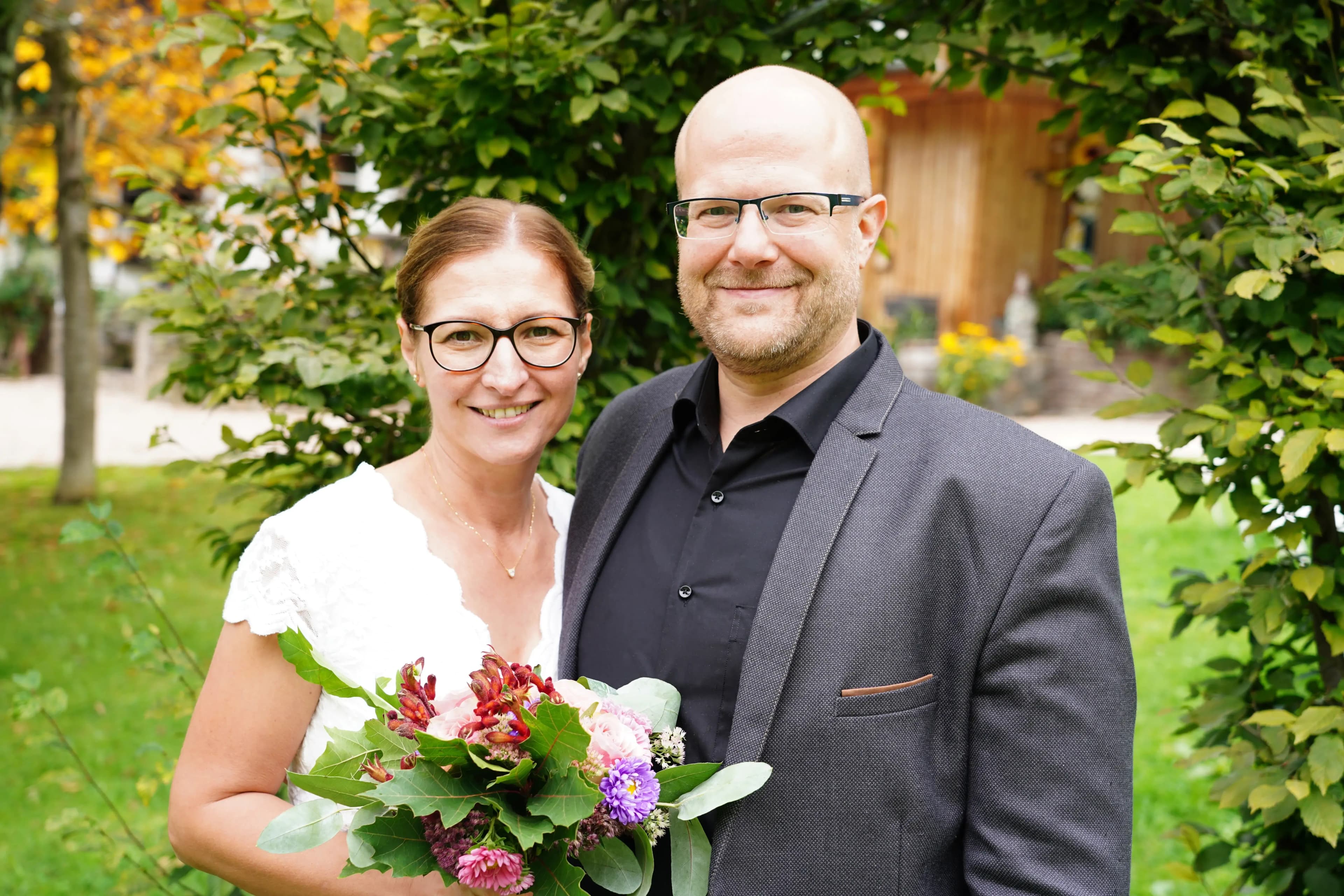 Ehepaar mit Blumenstrauß | Liebevoll Rebekka